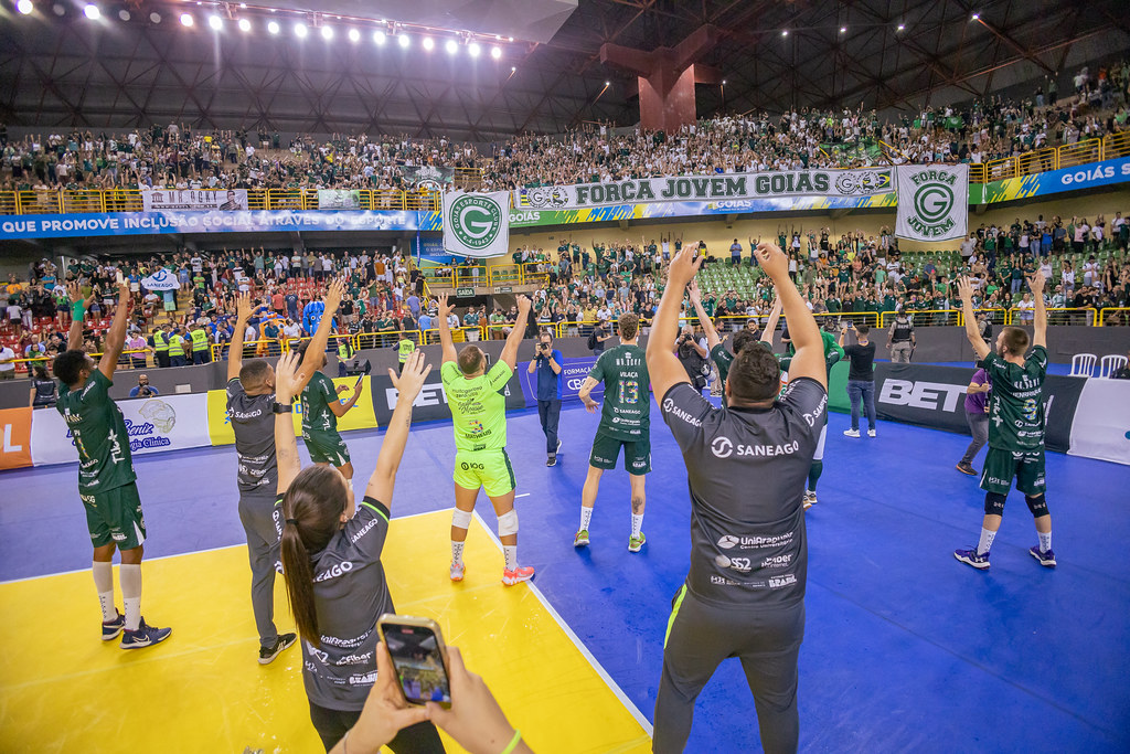 Torcida do Saneago Goiás Vôlei no Ginásio Rio Vermelho