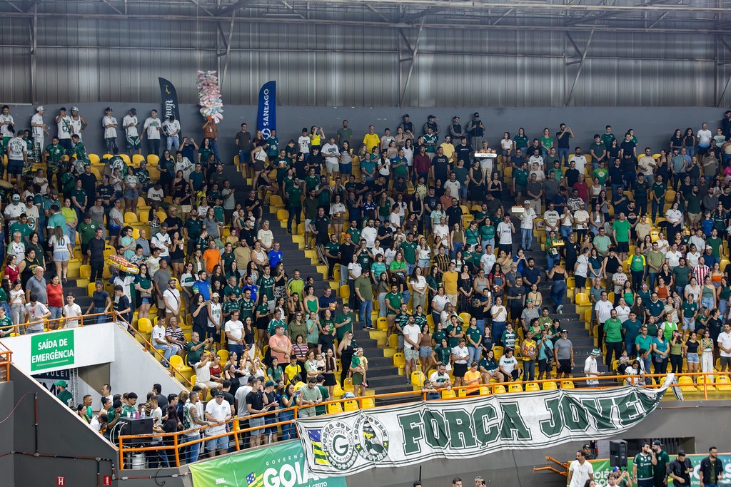 Torcida do Saneago Goiás Vôlei no Ginásio Rio Vermelho